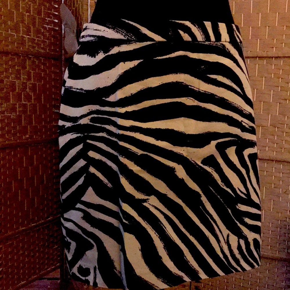 H & M size 8 Short fitted skirt